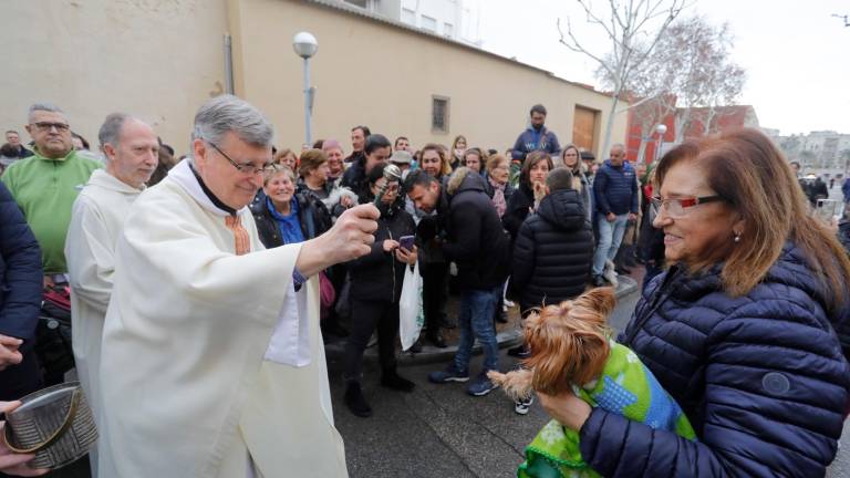 La bendición de animales se trasladó al cruce de las calles de la Riera y la Font por la lluvia. Foto: Pere Ferré