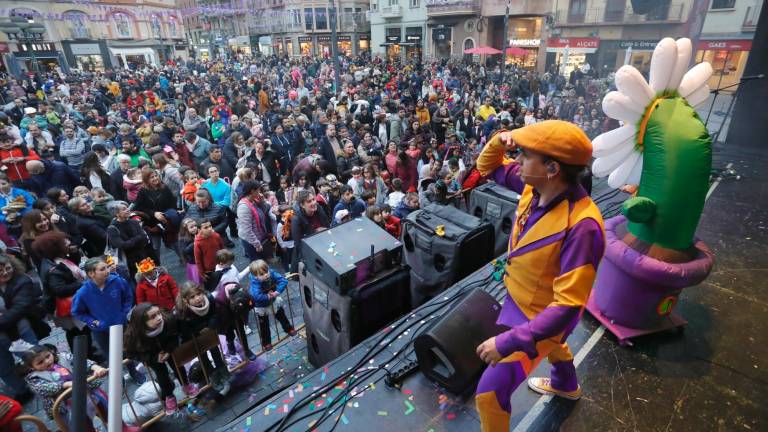 Centenares de personas se concentraron en la plaça de la Disbauxa para celebrar el Carnaval Infantil con los Atrapasomnis. Foto: Pere Ferré