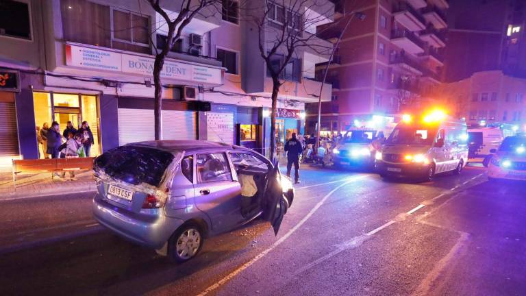 Un coche se estampa contra una terraza en Tarragona