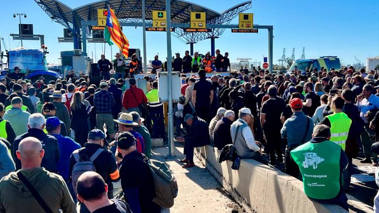 Asamblea en la entrada al Port de Tarragona, ayer hacia el mediodía. Foto: Alfredo González