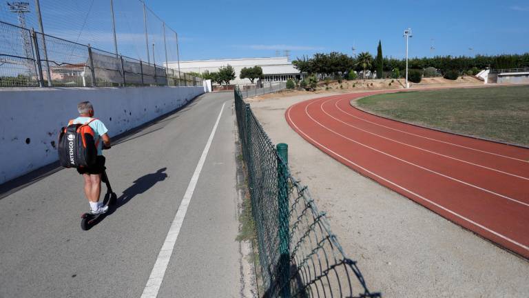 Torredembarra tiene pendiente hacer una reforma de la pista de atletismo para adecuarla a las necesidades actuales. foto: Pere Ferré