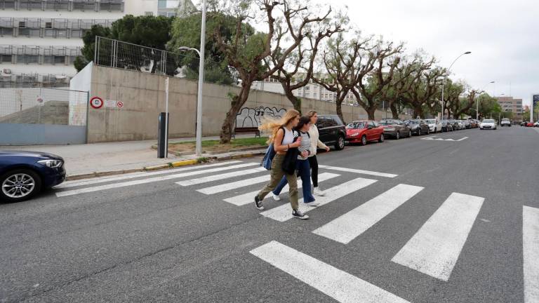 Alumnas en un paso de peatones en el Martí i Franquès. foto: p. ferré