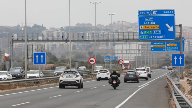 La moto estuvo circulando por la autovía A-7 hasta que accedió a la carretera T-11. Foto: Pere ferré/DT