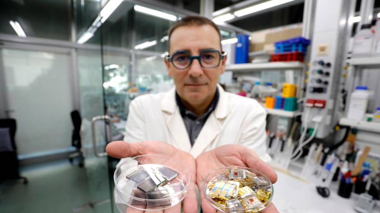 Emilio Palomares, deirector del Institut Català d’Investigació Química (ICIQ), muestra unos catalizadores. Foto: Pere Ferré