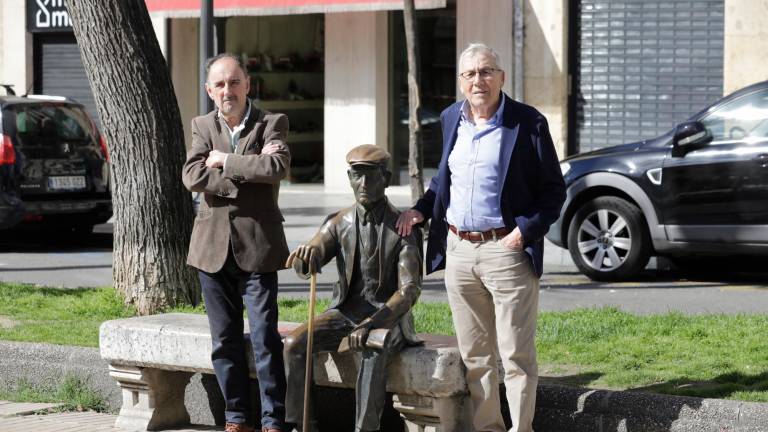 $!Rafael Calle y Jaume Benages, los autores del libro, junto a la estatua del Avi Virgili. Josep Pau Virgili i Sanromà les ayudó con los libros. Foto: Pere Ferré