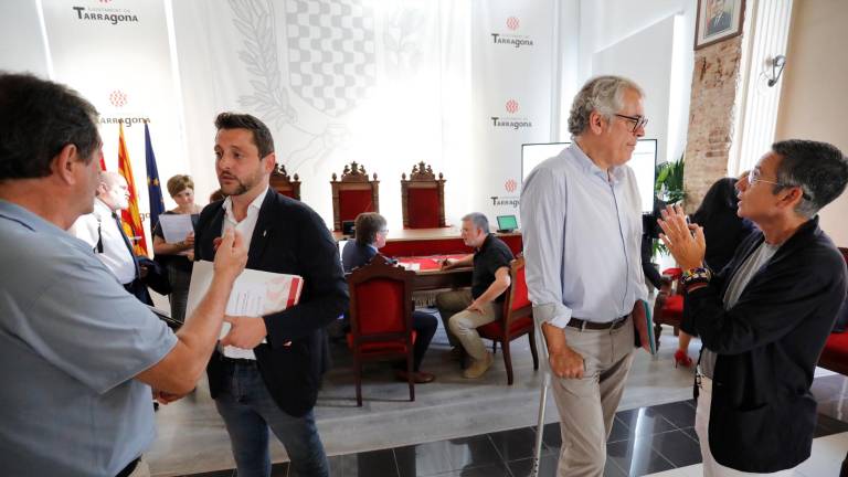 El alcalde Rubén Viñuales, junto a Jordi Sendra (Junts), en una imagen e n el Saló d’Actes de la Plaça de la Font. Foto: Pere Ferré