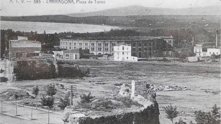 La plaza de toros y la explanada donde se inauguraría años después, en 1915, el Mercat Central. Foto: ‘Tarragona, segle XX a través de les postals’