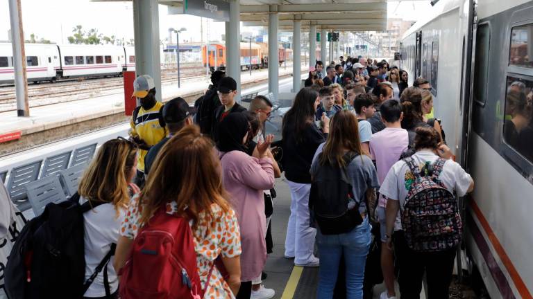 Los pasajeros que utilizan el tren hacia Barcelona están cansados del servicio. foto: Pere Ferré