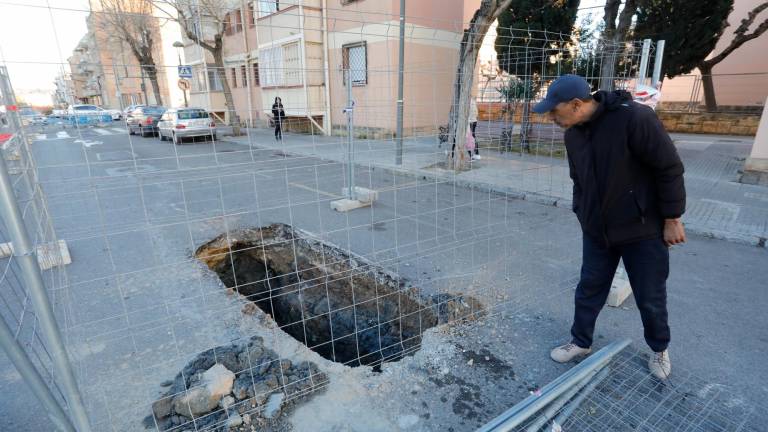 Así es el agujero de la calzada en la calle Gaià de Torreforta. Foto: Pere Ferré