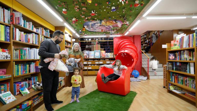 El tobogán rojo es uno de los elementos que forman esta renovada planta de la librería. Foto: Pere ferré