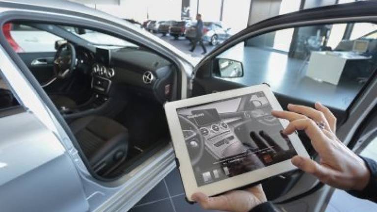 Con una tableta, los clientes de Autolica van configurando cómo quieren su Mecedes-Benz. Foto: pere ferré