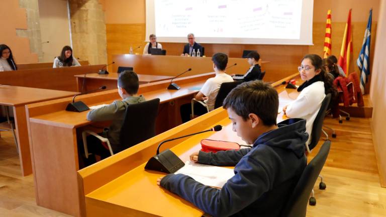 Los alumnos de los centros educativos, en el salón de plenos del Ayuntamiento. foto: Pere Ferré