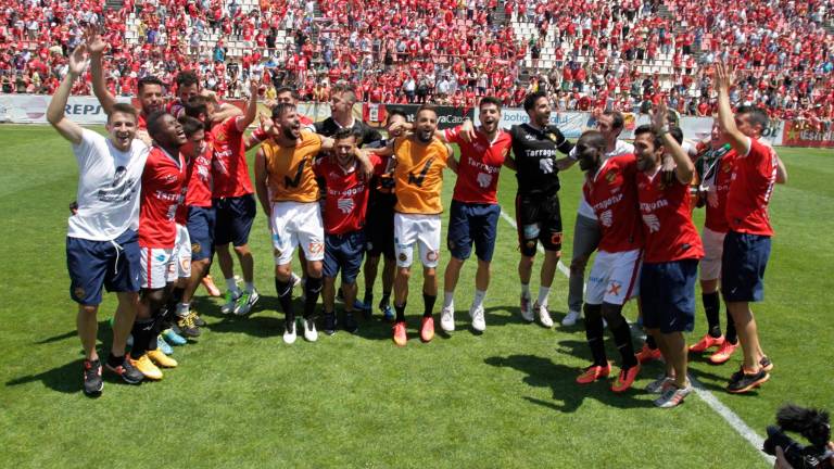 Los jugadores del Nàstic de Tarragona celebran el ascenso a Segunda División en el Nou Estadi.