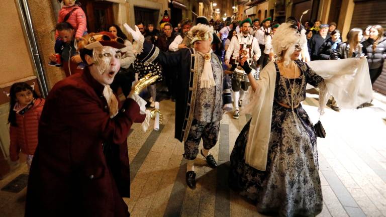 El Ayuntamiento de Cambrils volvió a vivir el pleno carnavalesco con los alter ego de los concejales tomando el mando. foto: Aj. Cambrils