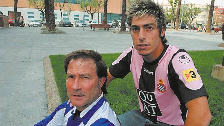 Santi Palanca y su hijo Miguel, ambos con la camiseta del Espanyol. FOTO: TXEMA MORERA