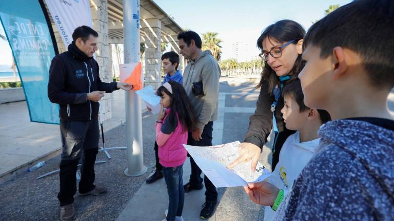 Carles Sanromà, de Entrecamins, explica la actividad a las familias participantes. Foto: Pere Ferré