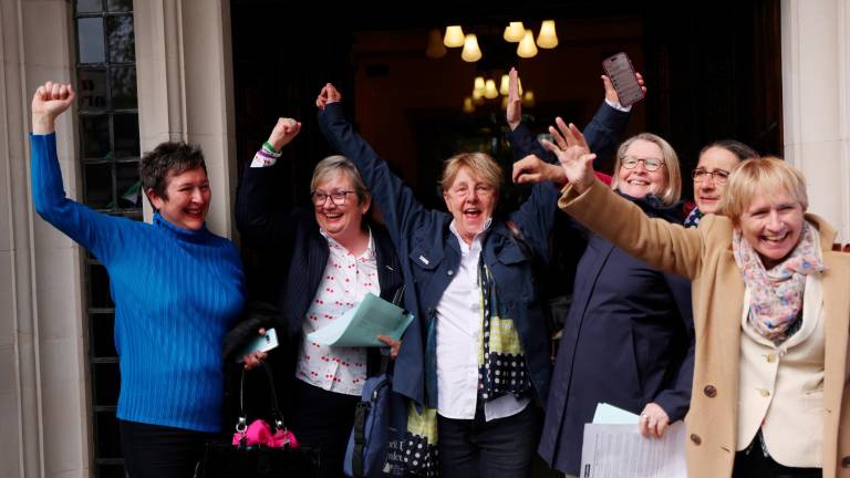 La organización feminista For Women Scotland celebra la decisión del Tribunal Supremo del Reino Unido. Foto: EFE