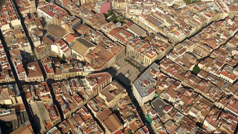 Vista aèria de la plaça Prim i de la trama urbana que la rodeja. Foto: Pere Ferré/DT