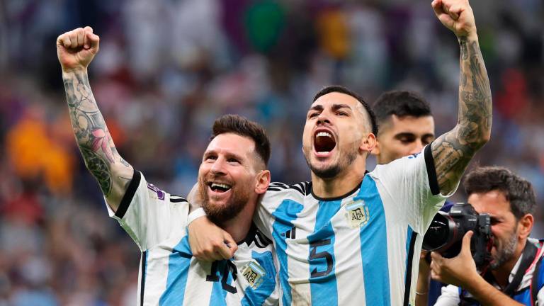 Messi y Leandro Paredes festejando el pase a semifinales de Argentina. FOTO: EFE