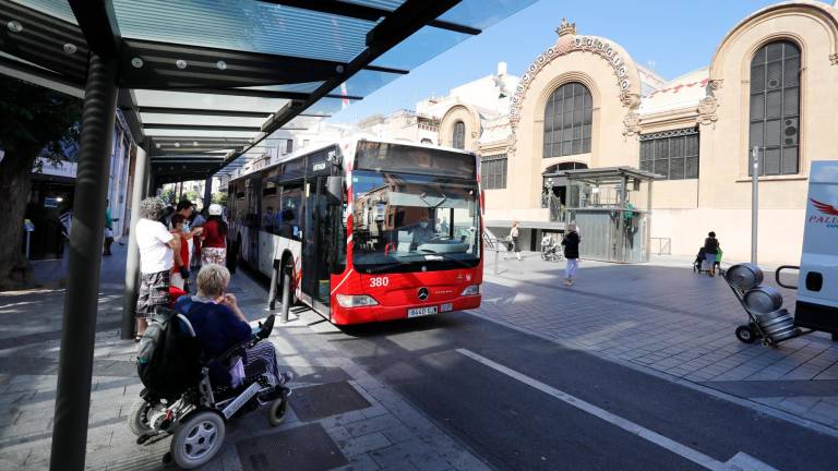 Un bus de la Empresa Municipal de Transports (EMT), ayer por la tarde, pasando frente al Mercat Central por la calle Colom. foto: Pere Ferré