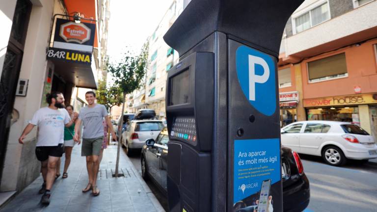 El precio mínimo por aparcar en zona azul es de veinte céntimos por media hora, con un máximo de 120 minutos. Foto: Pere Ferré