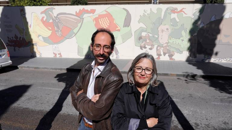 Polo i Ayxendri, davant del mural que ha servit d’inspiració per a la creació del recull de poemes per als més petits. Foto: Pere Ferré