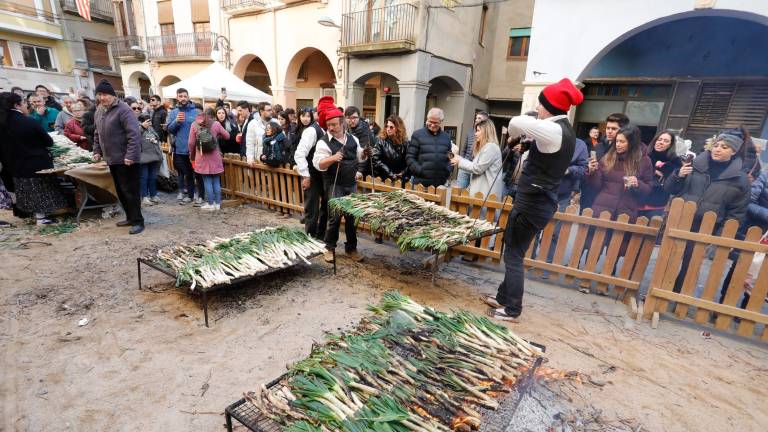 Coure els calçots s’ha de fer a foc molt fort perquè quedin be. Foto: Pere Ferré