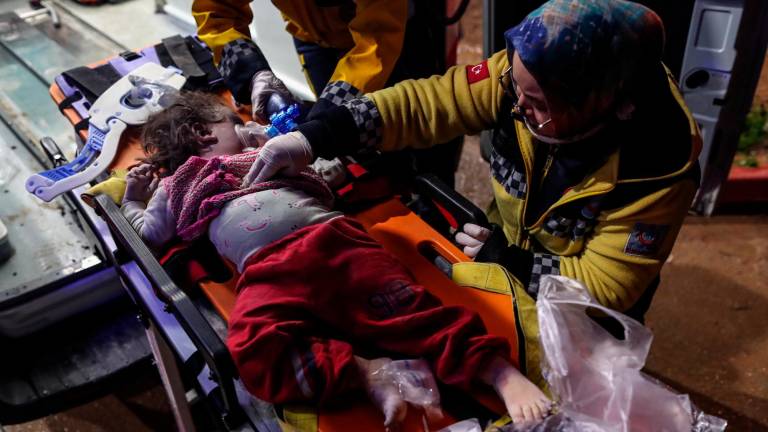 Rescatados un bebé y su madre tras 29 horas bajo los escombros en Turquía