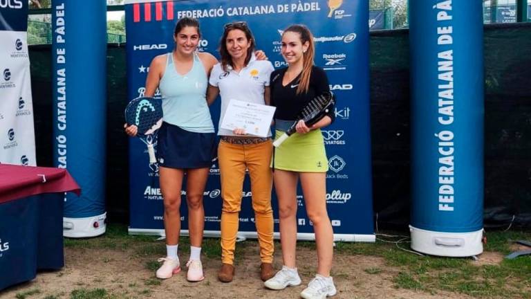 $!Marina Guinart (izquierda) y Anna Ortiz (derecha), con el trofeo de campeonas en el Reus Monterols. FOTO: FCP