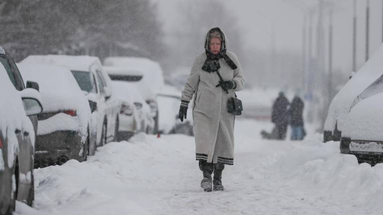Una mujer camina por la calle durante una nevada en Moscú. La acumulación de nieve supera los 15 centímetros. Foto: EFE/ Yuri Kochetkov