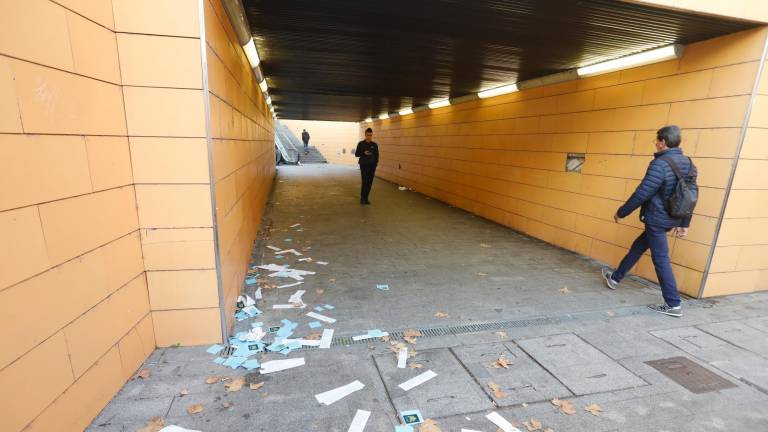 Estado actual del paso soterrado de la Plaça dels Carros, lleno de papeles, de hojas. Algunas placas de las paredes se han caído. Foto: P. Ferré