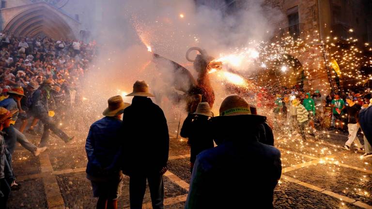 La Farnaca de Cambrills vino a la ciudad a bailar entre llamas. Foto: Pere Ferré