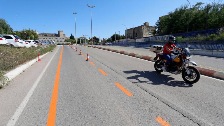 Ayer empezó a pintarse la nueva zona naranja en el camino desde el Cementiri. foto: pere ferré