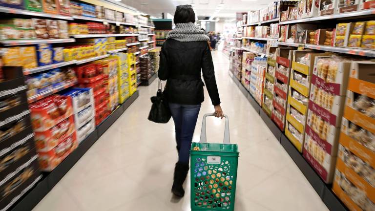 Una persona haciendo la compra en un supermercado. Foto: EFE