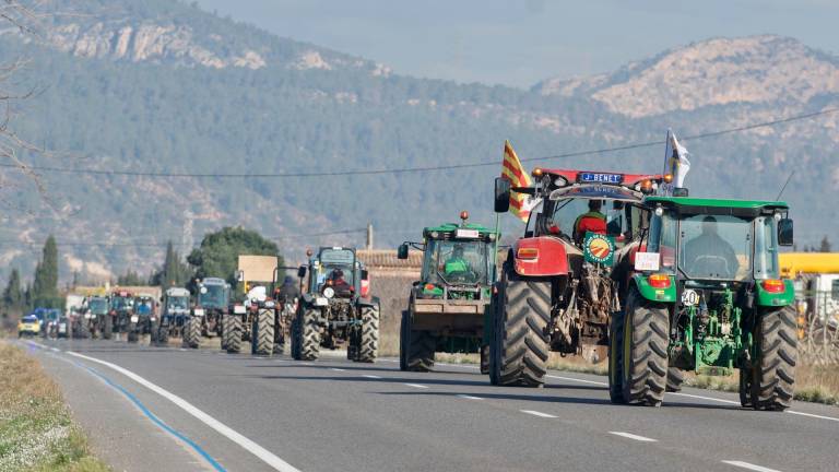 $!Tractores en la C-12, entre García y Móra la Nova. Foto: Joan Revillas
