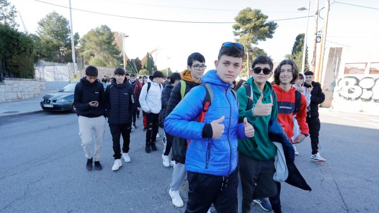 Diferentes alumnos durante la marcha solidaria que tuvo lugar ayer por la mañana. Foto: Pere Ferré