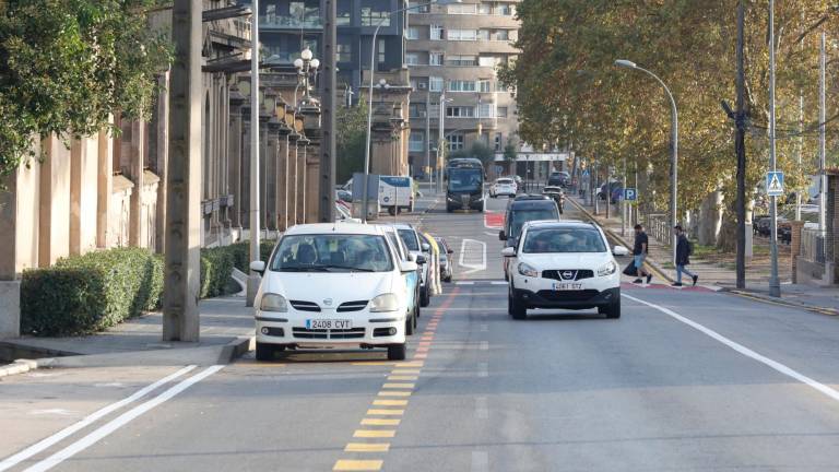 Les places d’aparcament taronja de l’esquerra de la imatge són les que se suprimeixen. FOTO: Pere Ferré