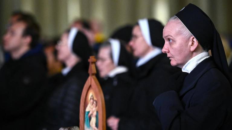 Monjas asisten a un rezo del Rosario en la Plaza de San Pedro por la salud del Papa Francisco. Foto: EFE