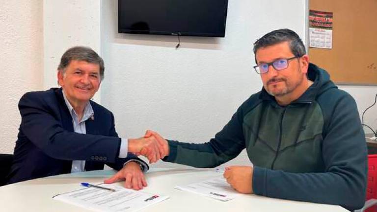 El presidente del Nàstic, Josep Maria Andreu, y el nuevo entrenador Iñaki Alonso tras la firma del contrato en las oficinas del club grana. Foto: Nàstic
