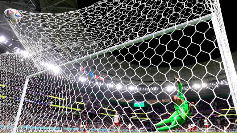 Mbappé marcó dos goles de bella factura al portero Szczesny. FOTO: EFE