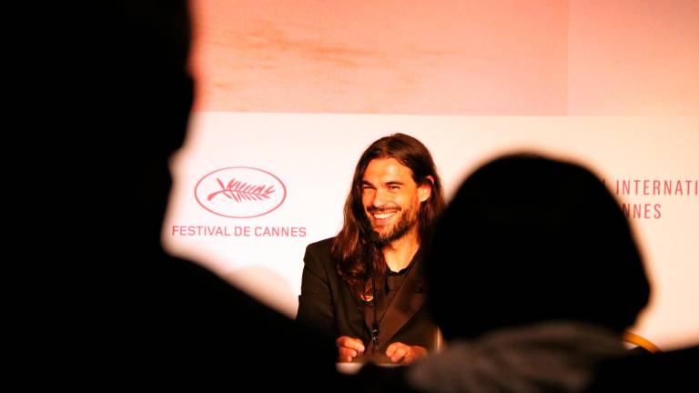 El director francoespañol Oliver Laxe, formado en Barcelona, durante una rueda de prensa en Cannes. FOTO: ACN