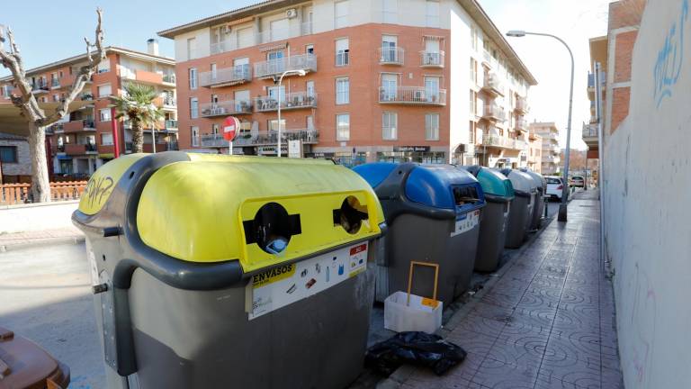 En Torredembarra es habitual ver basura acumulada en los contenedores por el mal funcionamiento del servicio de recogida. Foto: Pere Ferré