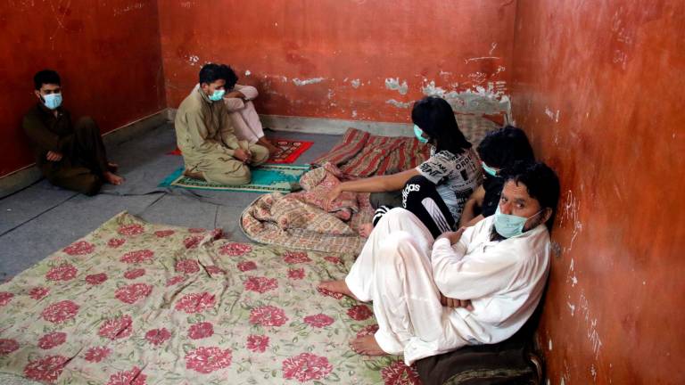 Los familiares acusados de matar a las dos hermanas en un crimen de honor permanecen en un calabozo de Gujrat (Pakistán). foto: efe