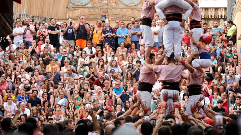 Turistas disfrutando de la actuación de los Xiquets de Tarragona en la iniciativa Tarragona Ciutat de Castells. FOTO: Pere Ferré