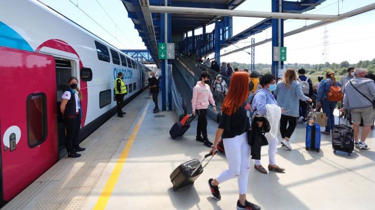 Un tren de la compañía Ouigo, en Tarragona. Foto: Pere Ferré/DT