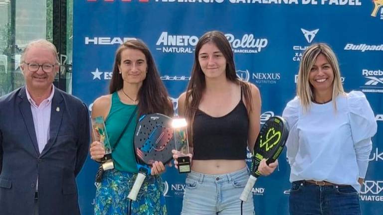 Lara Tena y Ainara Pozuelo, con sus trofeos. foto: instagram a. pozuelo