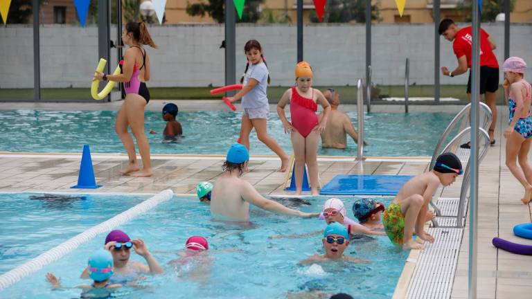 Foto de archivo de niños en un casal de verano en la piscina del Serrallo, el sitio donde se emplearon más bonos. Foto: Pere Ferré