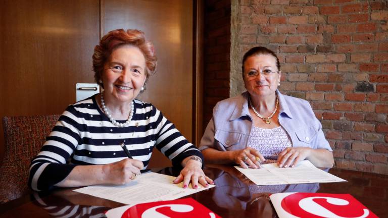 Laura Roigé y María Dolores Guillamón antes de firmar el convenio de colaboración. foto: pere ferré