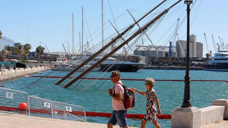 El velero está hundido y solo sobresalen del mar los dos mástiles. foto: Pere ferré