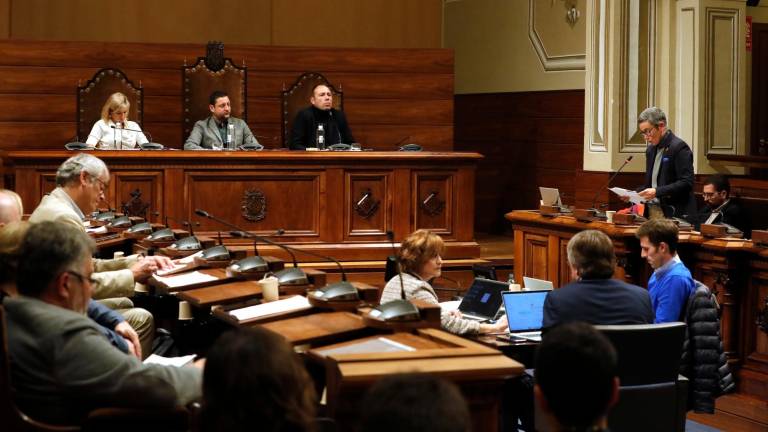 Viñuales, presidiendo el último pleno municipal que sirvió para aprobar el presupuesto del 2024. Foto: Pere Ferré